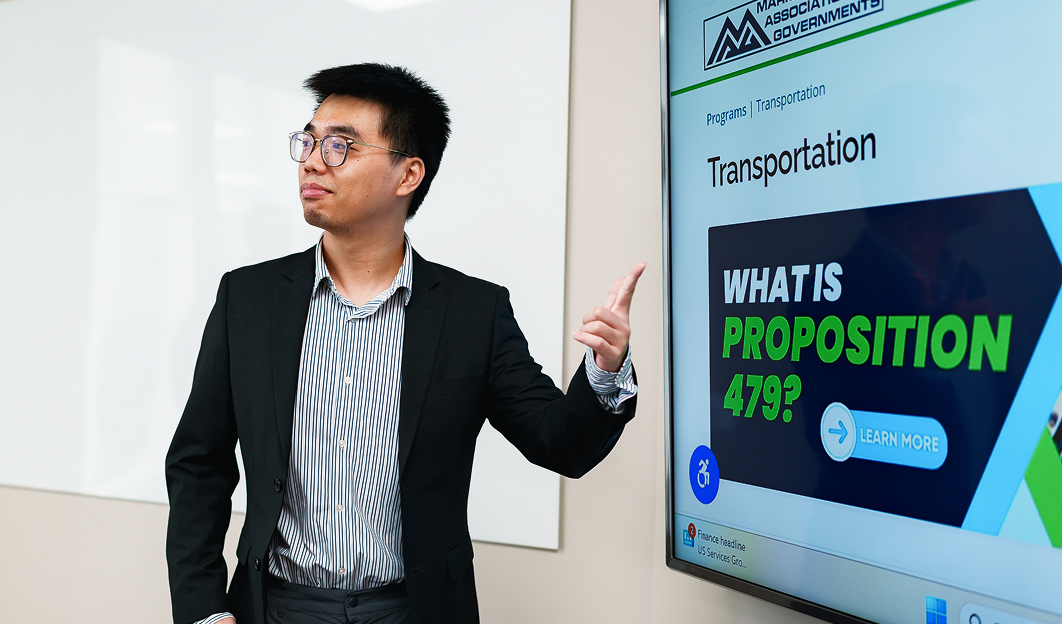 MAG employee presenting a transportation project